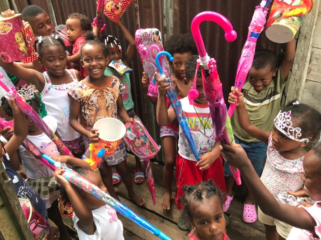Entrega de regalos a niños del barrio Kennedy, sector san José